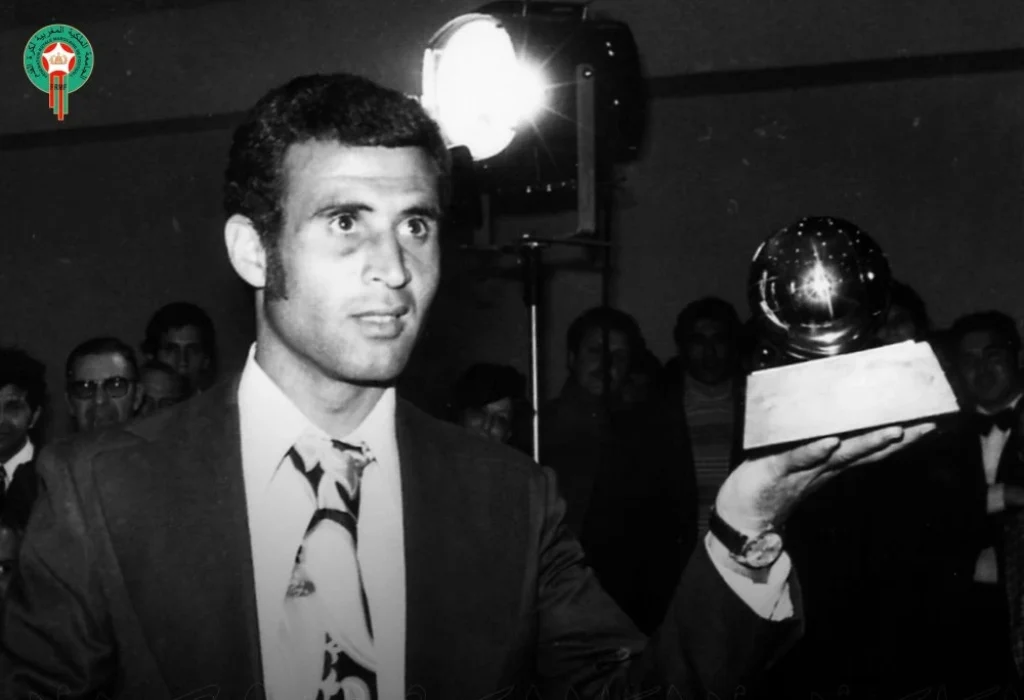 Ahmed Faras holding the African Ballon d’Or trophy during his 1975 award ceremony.